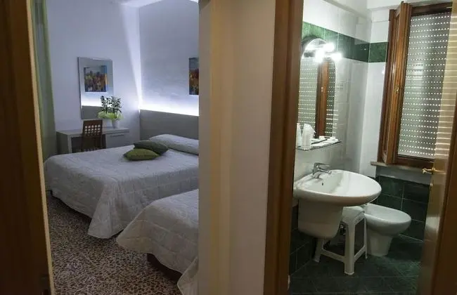 Üç Kişilik Oda