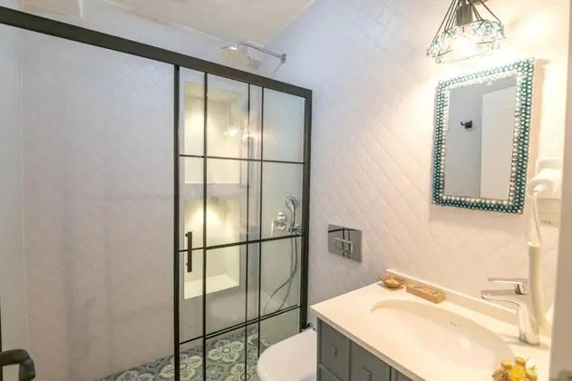 Bağlantılı Aile Odası, Manzarasız, Penceresiz