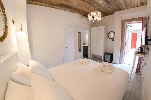 Bağlantılı Aile Odası, Manzarasız, Penceresiz