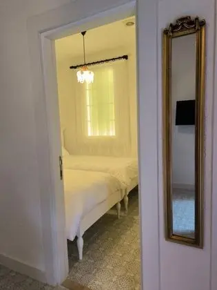 Bağlantılı Aile Odası, Manzarasız, Penceresiz