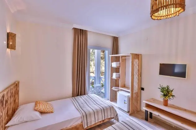 Triple, Bahçe Manzaralı