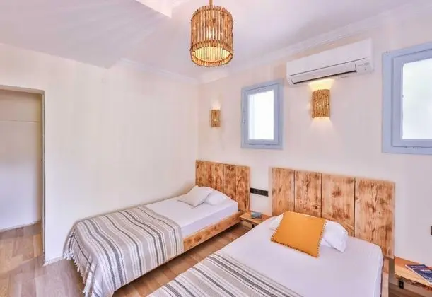 Triple, Bahçe Manzaralı