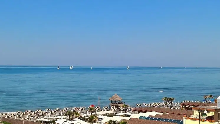 Üç Kişilik Oda, Deniz Manzaralı