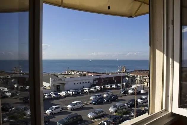 Üç Kişilik Oda, Deniz Manzaralı