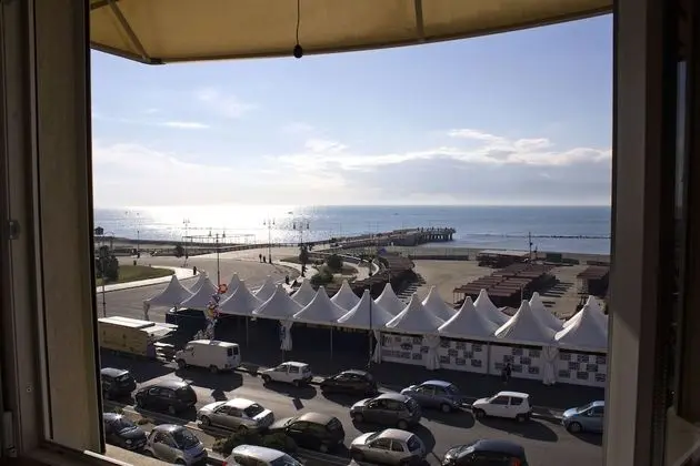 Üç Kişilik Oda, Deniz Manzaralı