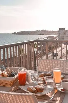 Deluxe Tek Büyük Yataklı Oda, Kısmi Deniz Manzaralı