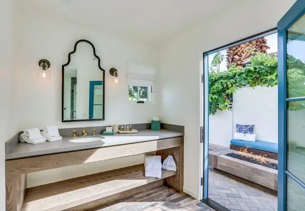 Courtyard King Studio
