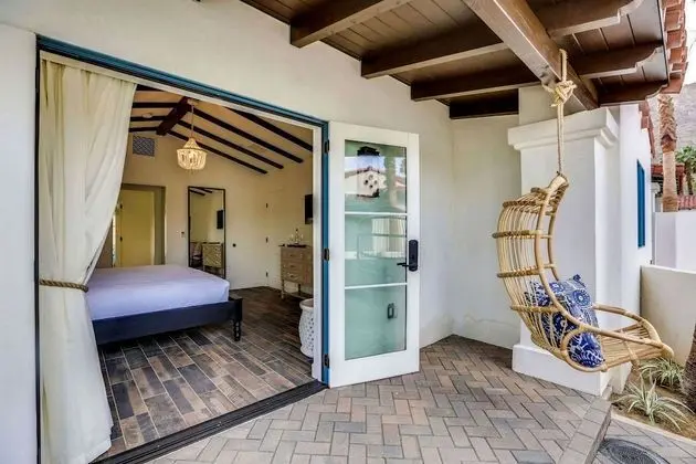 Courtyard King Studio