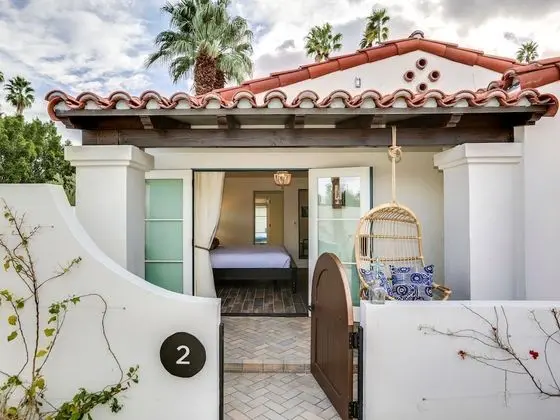 Courtyard King Studio