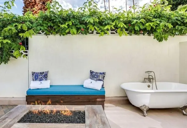 Courtyard King Studio