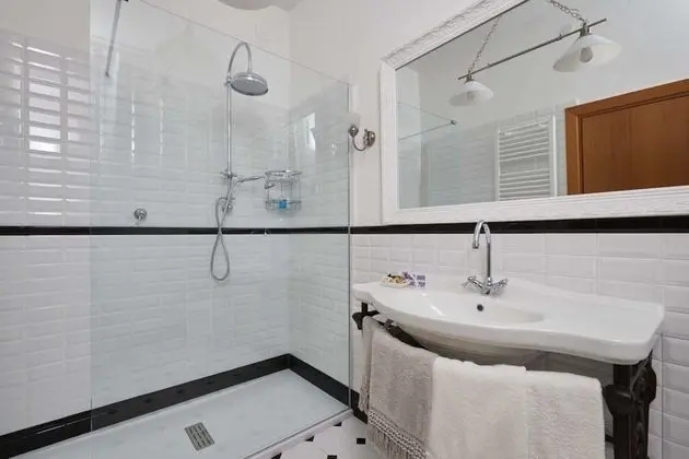 Tek Büyük veya İki Ayrı Yataklı Oda, Özel Banyo