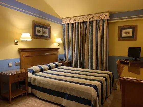 Büyük Yataklı Tek Kişilik Oda