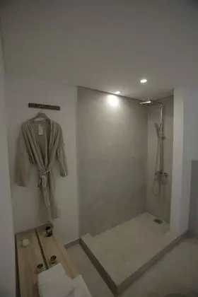 Standard Stüdyo, Teras, Havuz Manzaralı