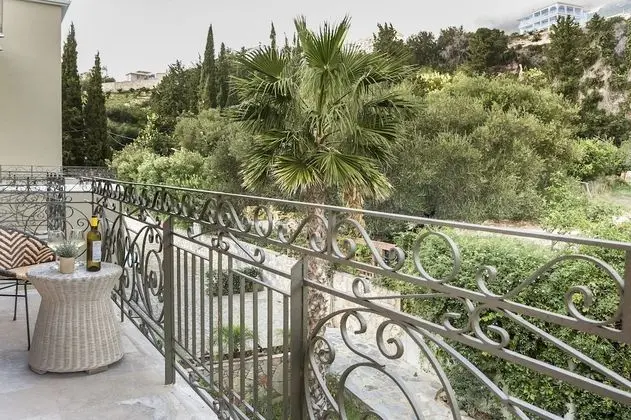 Tek Büyük veya İki Ayrı Yataklı Oda, Bahçe Manzaralı