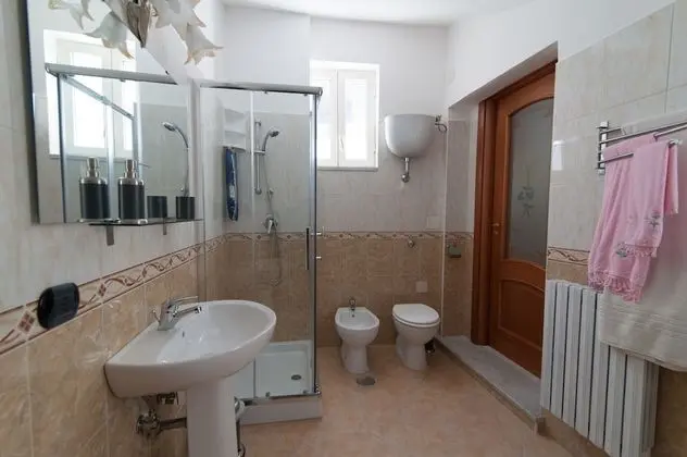 Üç Kişilik Oda (Lucertola)