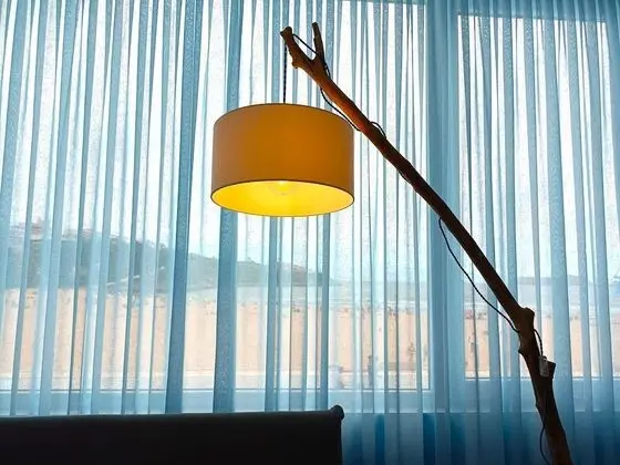 Deluxe Tek Büyük veya İki Ayrı Yataklı Oda, Banyolu/Duşlu, Kısmi Deniz Manzaralı