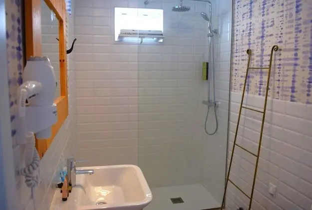 Deluxe Tek Büyük veya İki Ayrı Yataklı Oda, Banyolu/Duşlu, Kısmi Deniz Manzaralı