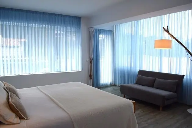 Deluxe Tek Büyük veya İki Ayrı Yataklı Oda, Banyolu/Duşlu, Kısmi Deniz Manzaralı