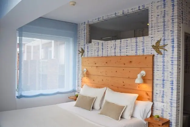 Deluxe Tek Büyük veya İki Ayrı Yataklı Oda, Banyolu/Duşlu, Kısmi Deniz Manzaralı