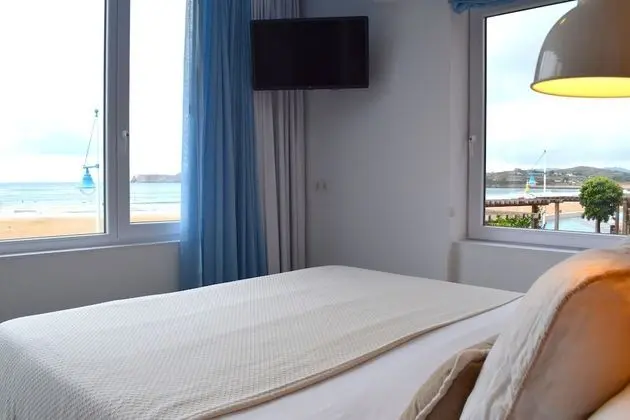 Deluxe Tek Büyük veya İki Ayrı Yataklı Oda, Banyolu/Duşlu, Kısmi Deniz Manzaralı