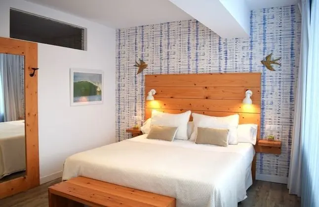 Superior Tek Büyük veya İki Ayrı Yataklı Oda, Banyolu/Duşlu, Kısmi Deniz Manzaralı