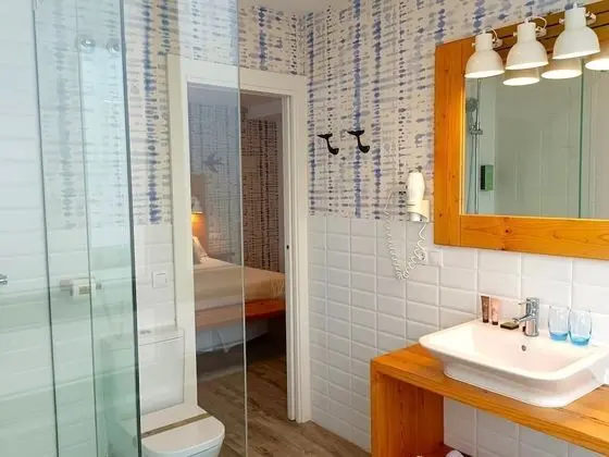 Superior Tek Büyük veya İki Ayrı Yataklı Oda, Banyolu/Duşlu, Kısmi Deniz Manzaralı