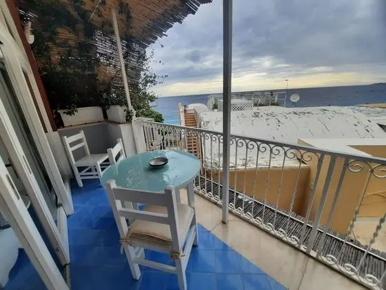 Tek Büyük veya İki Ayrı Yataklı Oda, Balkon, Kısmi Deniz Manzaralı