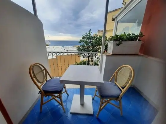 Tek Büyük veya İki Ayrı Yataklı Oda, Balkon, Kısmi Deniz Manzaralı
