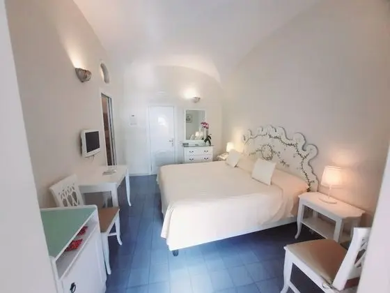 Tek Büyük veya İki Ayrı Yataklı Oda, Balkon, Kısmi Deniz Manzaralı