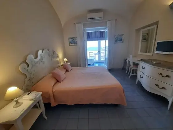 Tek Büyük veya İki Ayrı Yataklı Oda, Balkon, Kısmi Deniz Manzaralı
