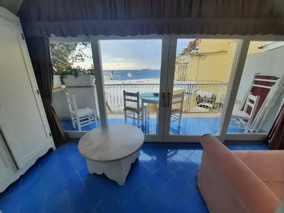 Tek Büyük veya İki Ayrı Yataklı Oda, Balkon, Kısmi Deniz Manzaralı