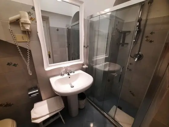 Tek Büyük veya İki Ayrı Yataklı Oda, Balkon, Kısmi Deniz Manzaralı