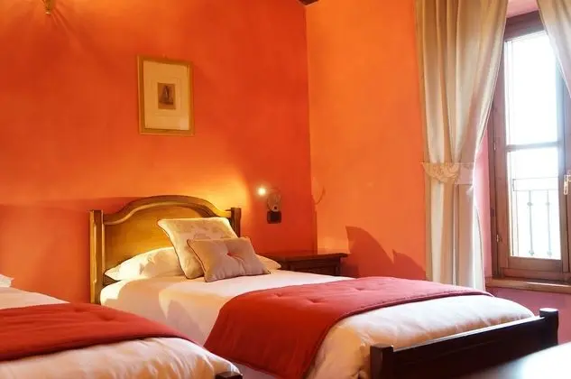 Tek Büyük veya İki Ayrı Yataklı Oda, Üzüm Asması Manzaralı