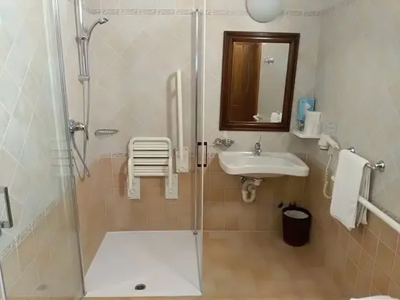 Tek Büyük veya İki Ayrı Yataklı Oda, Üzüm Asması Manzaralı