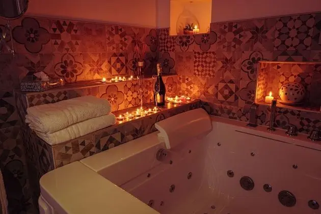 Romantic Üç Kişilik Oda, Sıcak Su Küveti