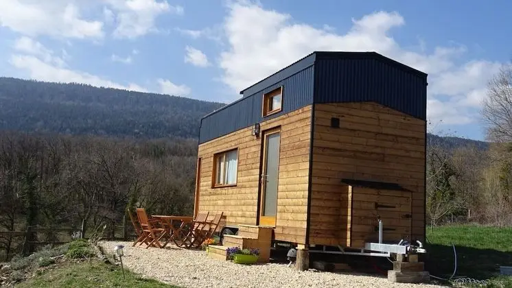 Romantic Kulübe, Bahçeli