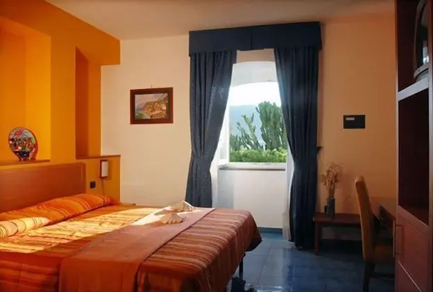 Büyük Yataklı Tek Kişilik Oda