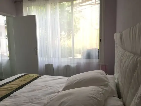 Kır Evi, Banyolu/Duşlu, Bahçe Manzaralı (Alfred de Vigny )