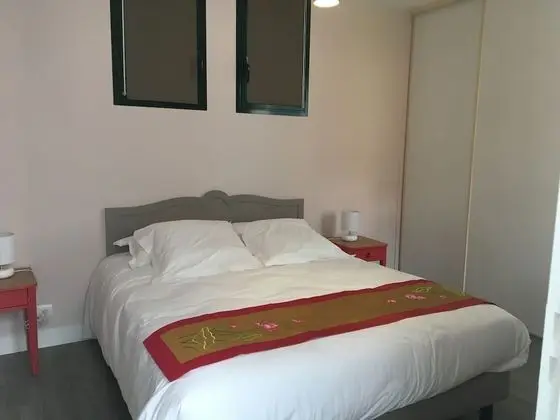 Kır Evi, Banyolu/Duşlu, Bahçe Manzaralı (Alfred de Vigny )