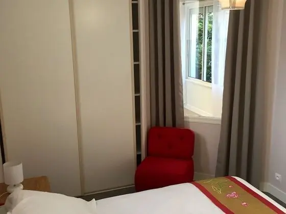 Kır Evi, Banyolu/Duşlu, Bahçe Manzaralı (Alfred de Vigny )