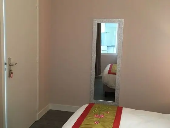 Kır Evi, Banyolu/Duşlu, Bahçe Manzaralı (Alfred de Vigny )