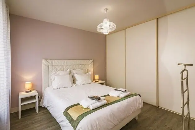 Kır Evi, Banyolu/Duşlu, Bahçe Manzaralı (Alfred de Vigny )