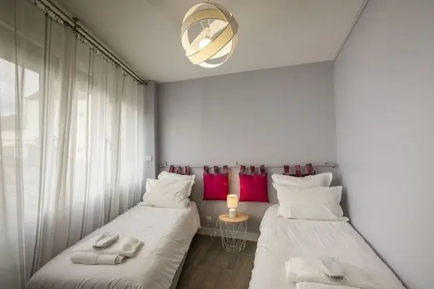 Kır Evi, Banyolu/Duşlu, Bahçe Manzaralı (Alfred de Vigny )