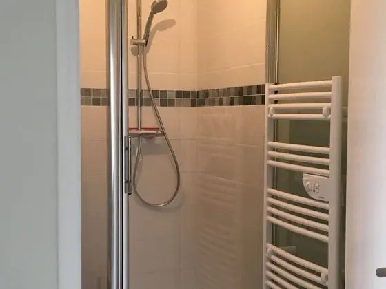 Kır Evi, Banyolu/Duşlu, Bahçe Manzaralı (Alfred de Vigny )