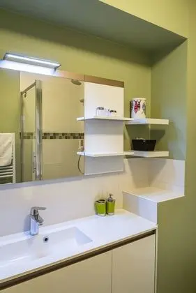 Kır Evi, Banyolu/Duşlu, Bahçe Manzaralı (Alfred de Vigny )