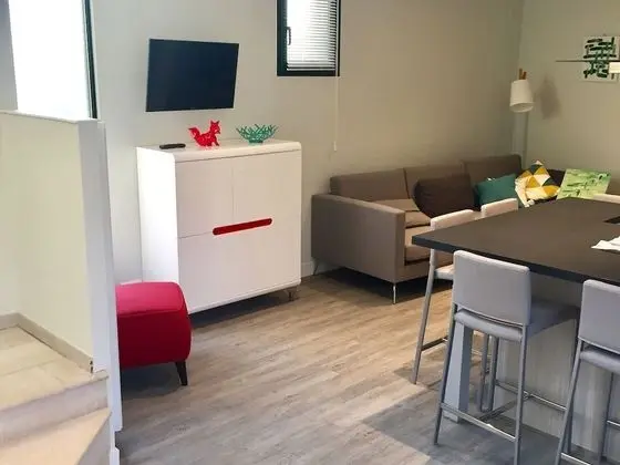 Kır Evi, Banyolu/Duşlu, Bahçe Manzaralı (Alfred de Vigny )