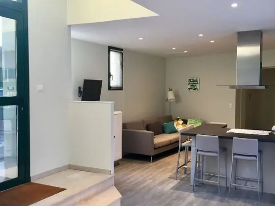 Kır Evi, Banyolu/Duşlu, Bahçe Manzaralı (Alfred de Vigny )