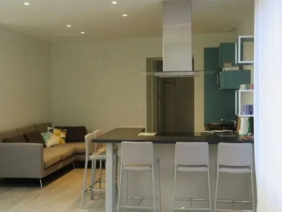 Kır Evi, Banyolu/Duşlu, Bahçe Manzaralı (Alfred de Vigny )