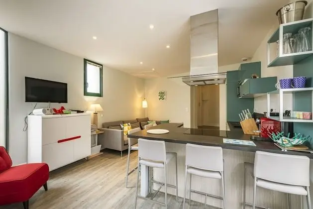 Kır Evi, Banyolu/Duşlu, Bahçe Manzaralı (Alfred de Vigny )