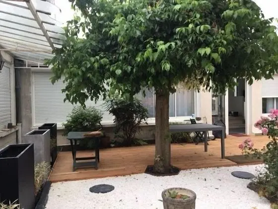 Kır Evi, Banyolu/Duşlu, Bahçe Manzaralı (Alfred de Vigny )